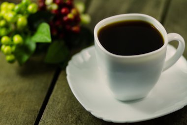 Beyaz fincanda sade kahve.