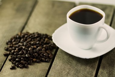 koyu bir kahve beyaz Kupası ve kahve çekirdekleri