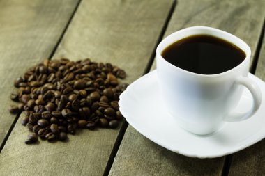 koyu bir kahve beyaz Kupası ve kahve çekirdekleri