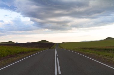 Yol engebeli bir vadide