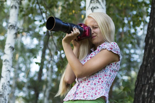 Jovencita fotógrafa en el bosque —  Fotos de Stock