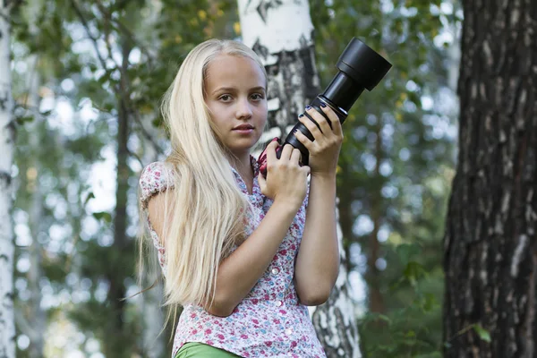 Young girl photographer in the forest — Stock Photo, Image