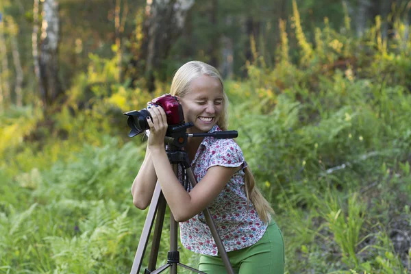 Young woman photographer in a forest — Stock Photo, Image