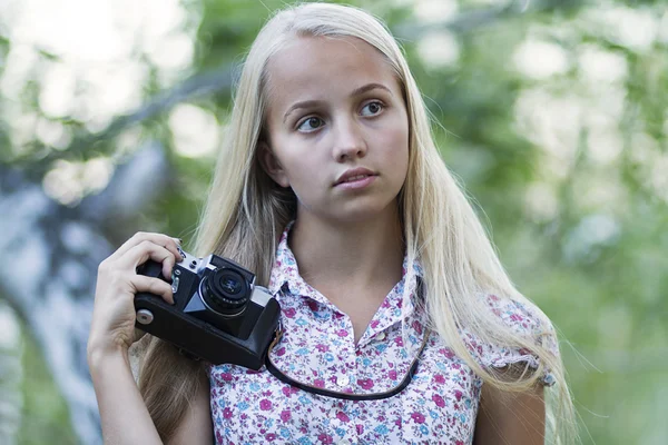 Young woman photographer in a forest — Stock Photo, Image