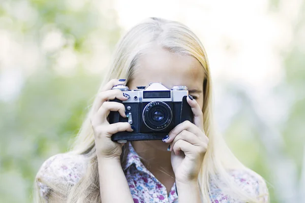 年轻女子的摄影师，在一片森林 — 图库照片
