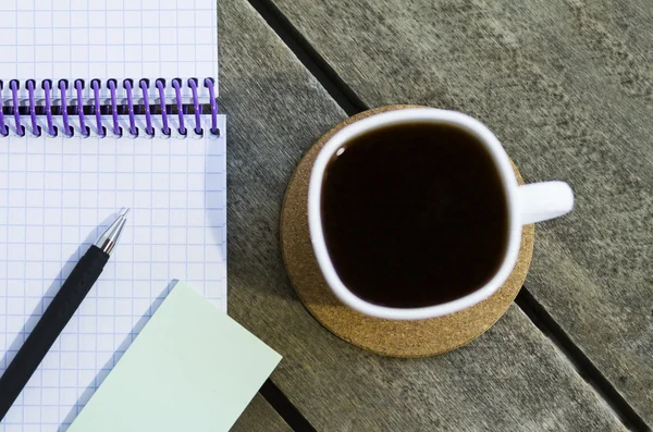 ブラック コーヒーとテーブルの上のノート — ストック写真