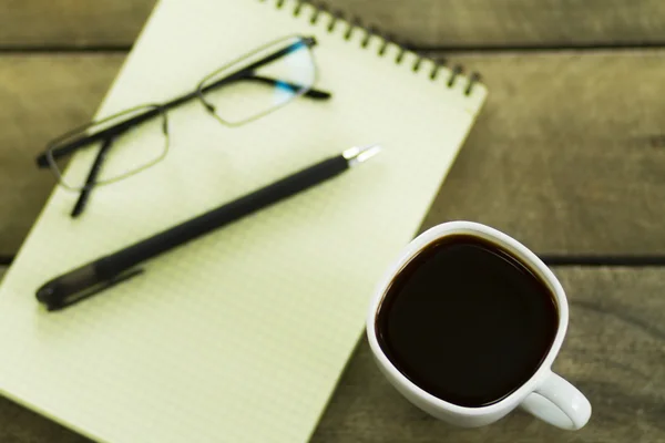 ブラック コーヒーとテーブルの上のノート — ストック写真