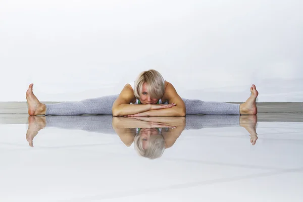 Menina fazendo ioga e ginástica — Fotografia de Stock