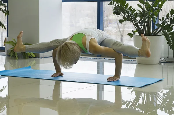 Menina fazendo ioga e ginástica — Fotografia de Stock