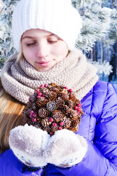 Belle fille et décoration de Noël — Photo