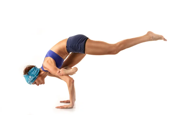 Vacker ung flicka ägnar sig åt yoga, gymnastik, fitness, sport — Stockfoto