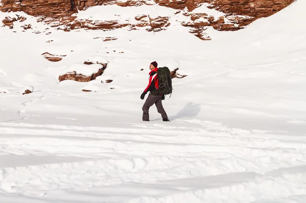 冬の山でバックパックを持つ男 — ストック写真