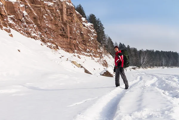 冬の山でバックパックを持つ男 — ストック写真