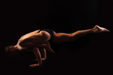 yoga ve jimnastik, bakasana yapan genç erkek