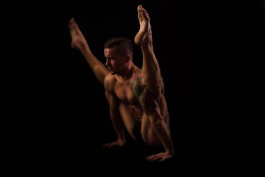 Pratik yoga ve jimnastik siyah bir zemin üzerine