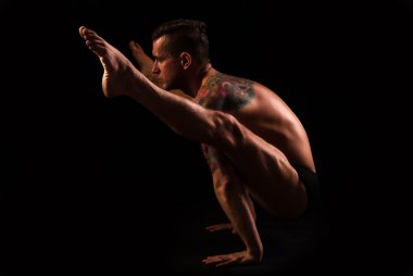 Pratik yoga ve jimnastik siyah bir zemin üzerine