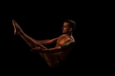 genç adam yapıyor yoga ve jimnastik, duruş tekneler