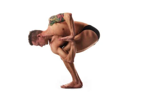 Práctica de yoga y gimnasia sobre un fondo blanco, rizado —  Fotos de Stock