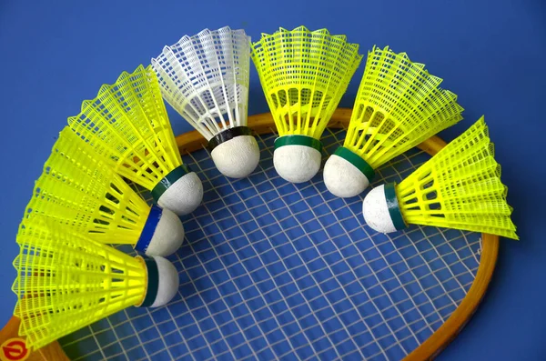 Amarelo Branco Pena Badminton Shuttlecocks Mentir Sobre Raquete Para Jogar — Fotografia de Stock