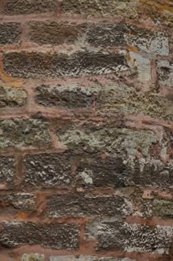 Ortaçağ kalesinin eski tuğla duvarları. Çatı katı tarzında arkaplan.