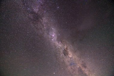 Mor ve Yeşil Samanyolu açık bir gecede. Hiç yıldız izi yok, temiz ve canlı.