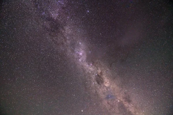 Mor ve Yeşil Samanyolu açık bir gecede. Hiç yıldız izi yok, temiz ve canlı.