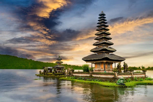 Ulun Danu Bratan Tapınağı 'nın dramatik renkli yansımasıyla gün batımı