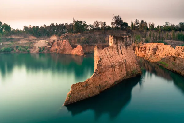 Chaing Mai Büyük Kanyonu alacakaranlıkta uzun süre açık kalacak. Kanyonun sakin yeşil sularının ortasında inanılmaz bir toprak oluşumu var.