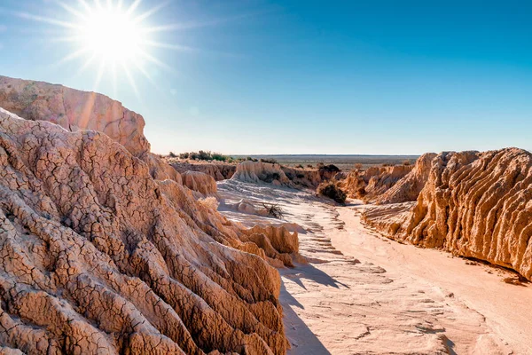 Mungo Ulusal Parkı 'nın dokusu ve manzarası. Yıllarca süren erozyon ve güneş ışığından sonra kuruyan eski bir su yolu manzarası.