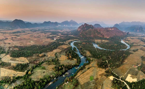 Vang Viang Laos 'un panorama' sı sıcak hava balonu nehri ve dağ sırasından tüm tarım arazileri ile