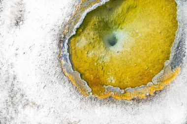 Beyazlatılmış toprak bu ıssız sarı termal havuzu çevreledi. Havadan direkt aşağı.