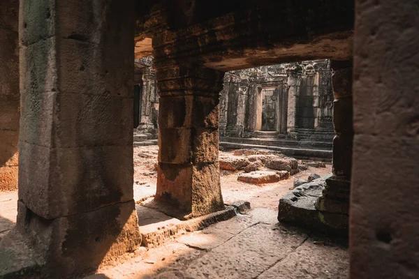 Işık huzmeleri bu antik Kamboçya harabelerinin girişinde keskin bir şekilde parlıyor.