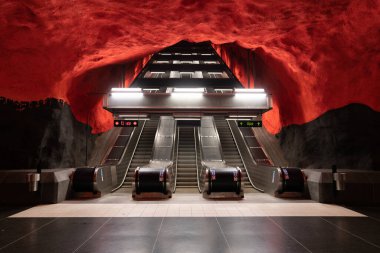 Stockholm metro istasyonundaki solna istasyonu koyu kırmızı ve siyahların favorisi ve yine de karanlık bir güzelliği barındıran bir kabusa benziyor.