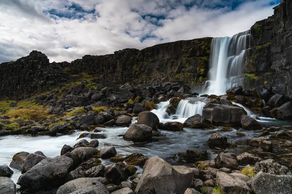İzlanda Ulusal Parkı olayı. Ünlü şelale parçalı bulutlu bir günde uzun süre açıktır.
