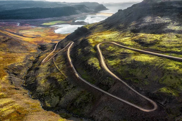Raudasandur Dönüşleri aşağıdaki güzel pembe kumsal ve arktik Atlantik Körfezi 'ne iniyor.
