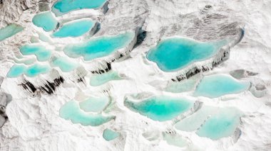 Orta Batı hindisinde ünlü Pamukkale Travertines 'in havası. Turkuaz termal havuzları ve beyaz karbon yataklarıyla ünlüdür.