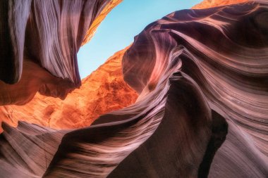 Antilop Slot Kanyonu Kum Taşı Dalgaları. Bu fotoğraf sabahın erken saatlerinde Arizona ve Utah 'ın ünlü kanyonlarında çekildi. Navajo Ulusu 'nun bir parçası olarak bu topraklar iyi bir amaç için korunuyor. Jeolojik güzelliği eşsiz.