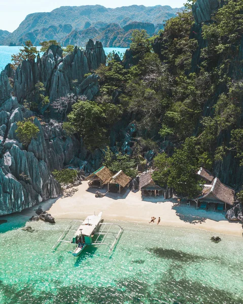 Bir çift Pasifik Okyanusu Adaları 'ndaki gizli bir plajda yatıyor. Güzel çiftlerin Güney Pasifik 'te seyahat ve turizm deneyimlerini gösteren romantik bir görüntü.