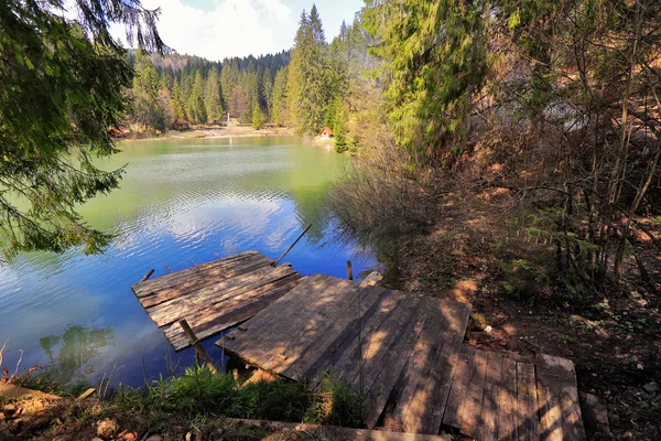 Hôtel sur un lac de montagne. Jour de printemps ensoleillé . — Photo