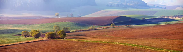 Весна в Словаччині. Квітень Сонячний пагорбів. Панорама сільській місцевості — стокове фото