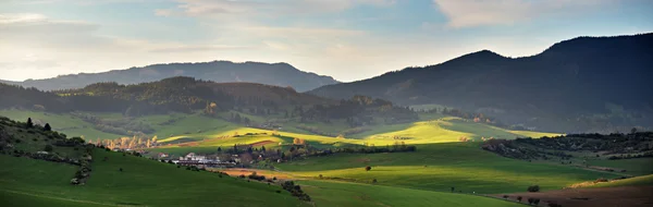 Primavera en Eslovaquia. April Sunny Hills. Panorama del campo — Foto de Stock