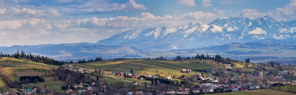 与春季 Tatra 雪山南波兰全景 — 图库照片