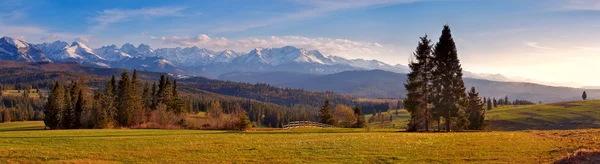 Panorama de montanhas nevadas de Tatra na primavera, sul da Polônia — Fotografia de Stock
