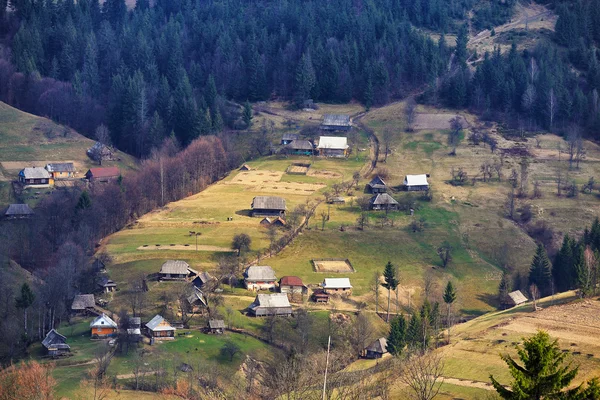 Primavera ensolarada na aldeia de montanha. Campos e colinas — Fotografia de Stock