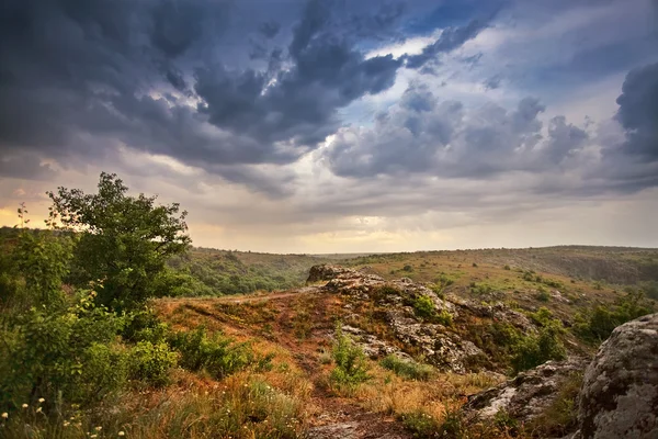 Yağmur ve fırtına gökyüzü. Bahar bulutlar ve yağmur