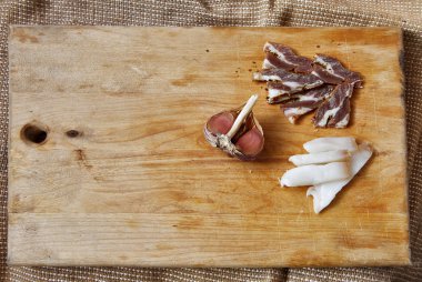 Tuz et ve kesme tahtası üzerinde ru çevresinde yemek pişirmek için malzemeler