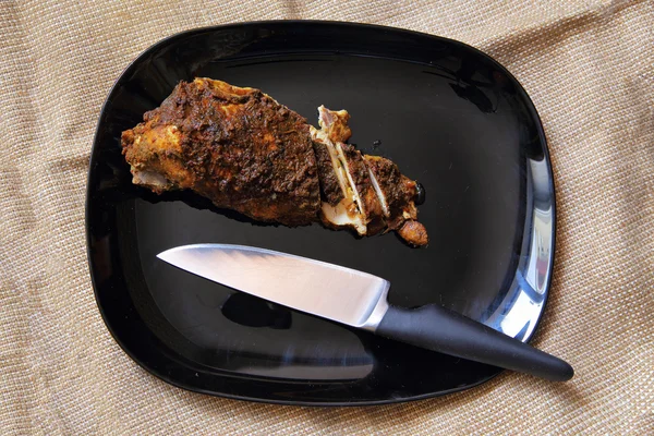 Izgara tavuk fileto, plaka üzerinde pişmiş sebze ile meme — Stok fotoğraf