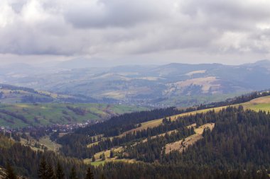 Yağmur, bulutlar ve ışığı bahar Hills