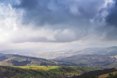 Bulutlar ve bulutlara bahar dağlarda