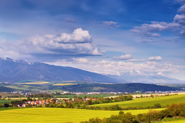镇和绿色春山在斯洛伐克。五月阳光普照农村 — 图库照片